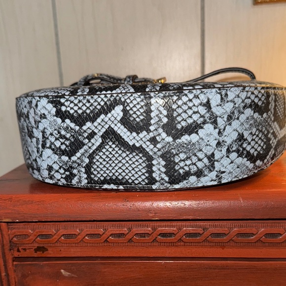 💙🖤🐍Michael Kors Black and White Snake Print Crossbody Bag - Picture 4 of 8